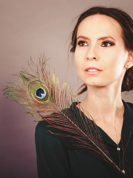 Chica con las plumas de pavo real —  Fotos de Stock