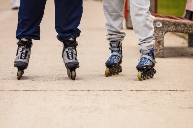 Aktif insanlar arkadaş paten açık.