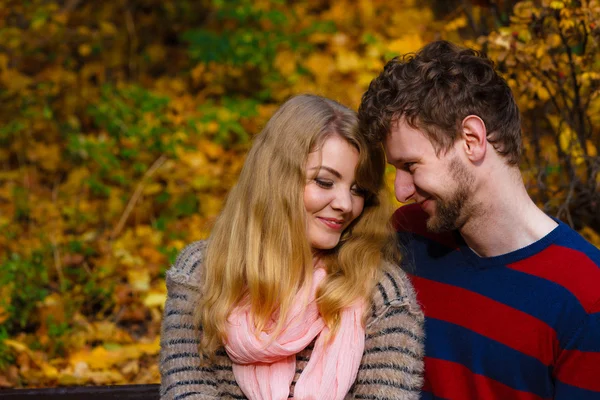 Liefhebbers paar in herfst park op Bank — Stockfoto