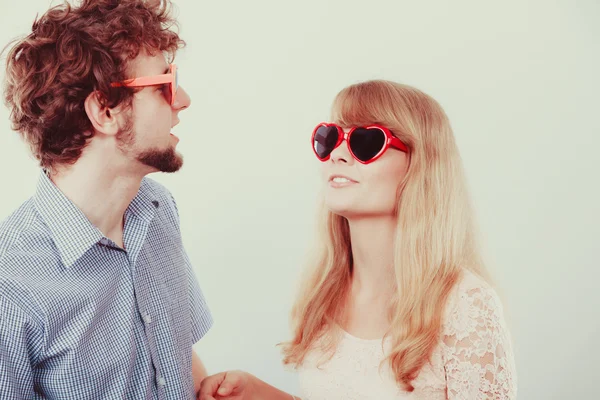 Coppia felice uomo e donna in occhiali . — Foto Stock