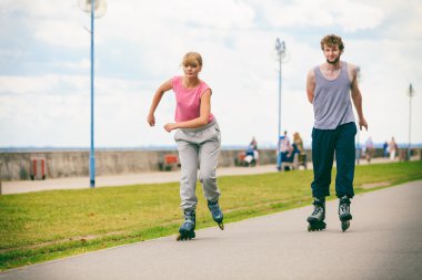 İki kişi birlikte binme paten yarışı.