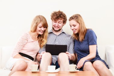 Arkadaşlar internet tablet üzerinde tarama rahatlatıcı.