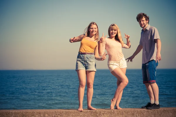 Group friends junge zwei mädchen having spaß draußen — Stockfoto