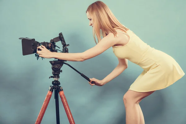 Fotograf kobieta z kamery robienie zdjęć — Zdjęcie stockowe