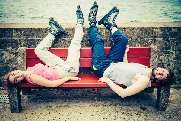 Młodzi ludzie przyjaciele relaksujący na ławce. — Zdjęcie stockowe