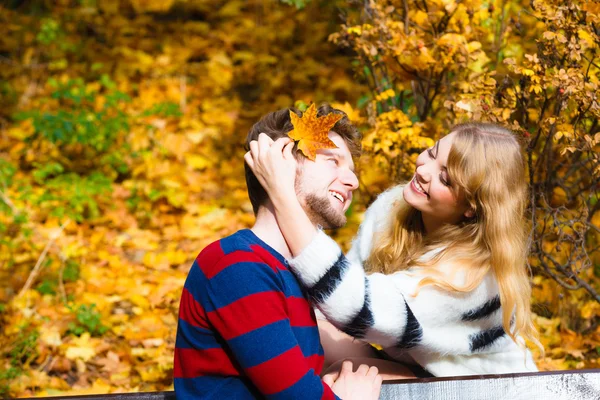 Amantes casal no parque de outono no banco — Fotografia de Stock
