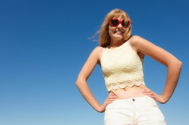 Güneş gözlüklü kız gökyüzü karşı açık rahatlatıcı