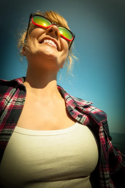Glad ung kvinna tjej utomhus. — Stockfoto