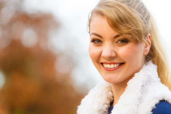 Giovane donna trascorrere del tempo nel parco autunnale . — Foto Stock