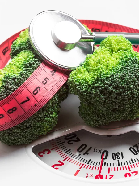 Kasette ağırlık ölçek ölçme ile brokoli. Diyet