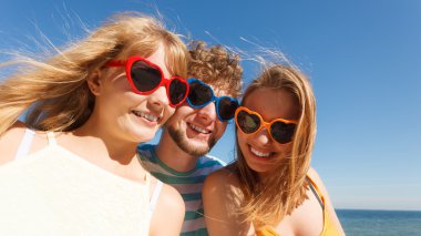 Grup arkadaşları erkek iki kız açık eğleniyor