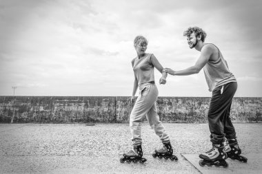 İki kişi birlikte binme paten yarışı.