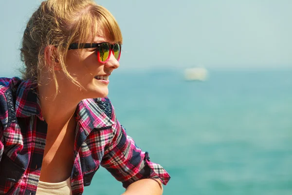 Femme randonneur relaxant sur la côte de la mer — Photo