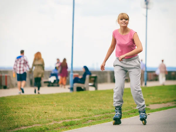 젊은 여성 운동 rollerblades에 야외. — 스톡 사진