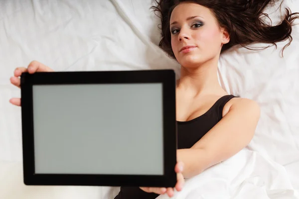 Sexy fille paresseuse couché avec tablette tactile sur le lit — Photo