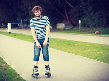 Genç adam paten güneşli günde açık
