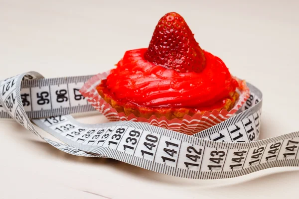 Cupcake con nastro di misura sul tavolo — Foto Stock
