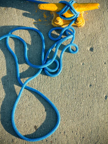 Mooring bollard with rope on pier by the sea — Stock Photo, Image