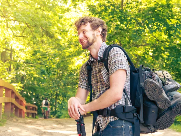 Jovem com mochila caminhadas em trilha florestal — Fotografia de Stock