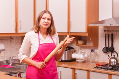 Ev kadını mutfakta oklavayla ile