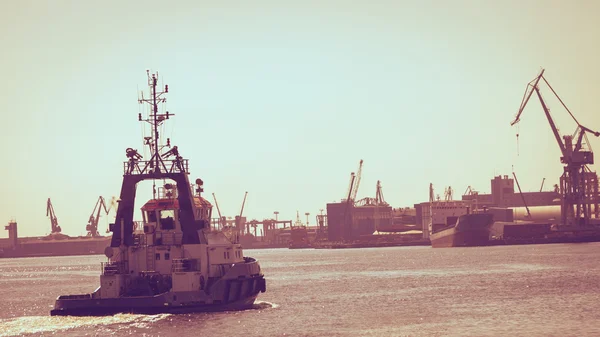 Groot schip aankomen in de haven. — Stockfoto
