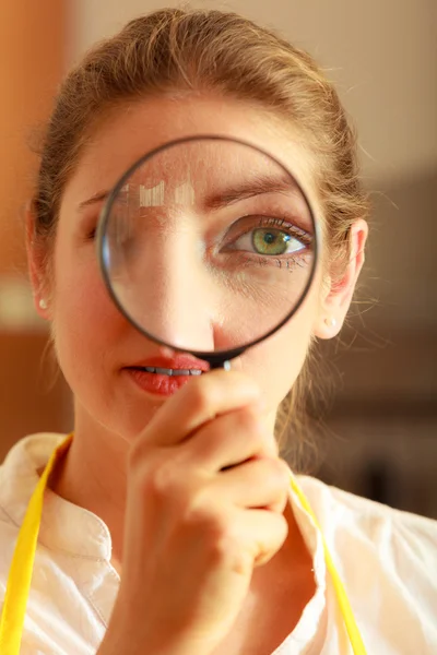 Mujer mirando a través de lupa . — Foto de Stock