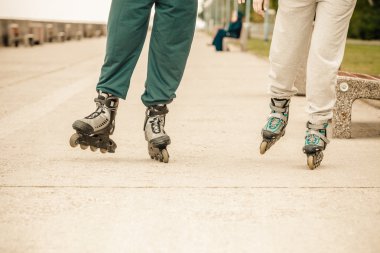 Açık havada arkadaşlar eğlenmeye paten birlikte.