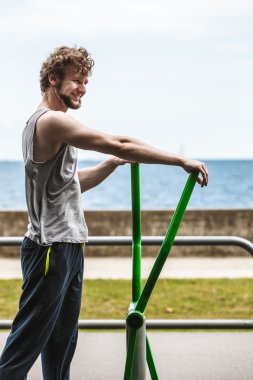 Etkin adam üzerinde eliptik eğitmen egzersiz.