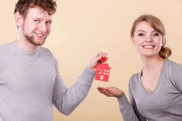 Couple holding key with house symbol — Stock Photo, Image