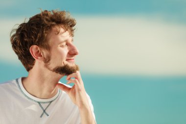 Taze hava nefes rahatlatıcı gözlerin kapalı olan adam.