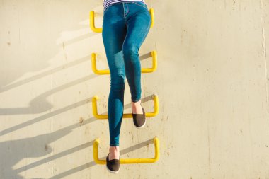 Kot pantolon rahat tarzı açık kadın bacaklar