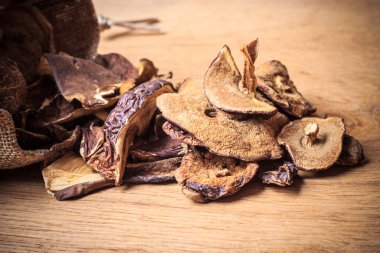 Ahşap masa torba kuru mantar.