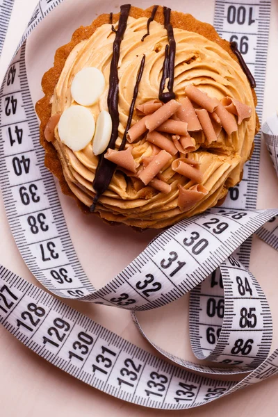 Cupcake met meetlint op tafel — Stockfoto