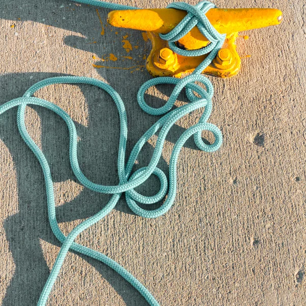 Mooring bollard with rope on pier by the sea — Stock Photo, Image