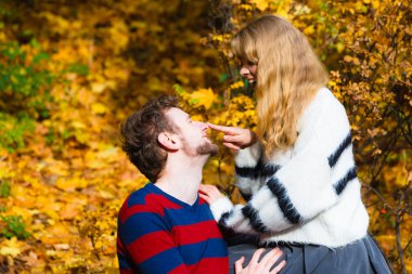 Aşık çift bankta sonbahar Park