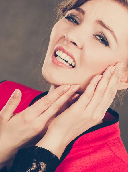 Γυναίκα έχοντας πόνο στο δόντι. — Φωτογραφία Αρχείου