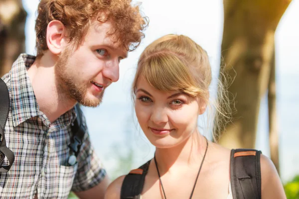 Dos personas turistas senderismo al aire libre . —  Fotos de Stock