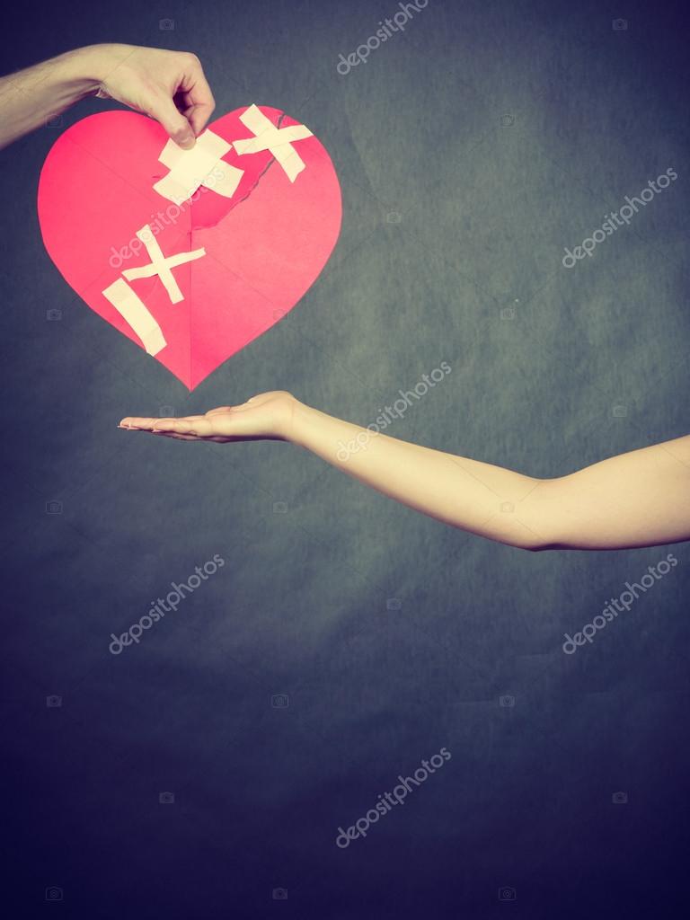Femme Et Homme Mains Tient Le Cœur Brise Image Libre De Droit Par Anetlanda C