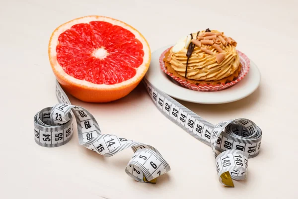 Grapefrukt och tårta med måttband. Diet — Stockfoto