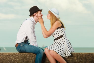 Deniz kıyısında uzanan sevgi dolu çift retro tarzı