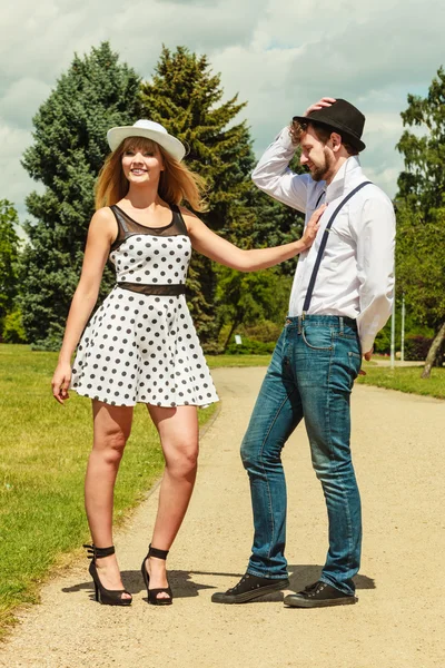 Älskande par retrostil flirta i park — Stockfoto