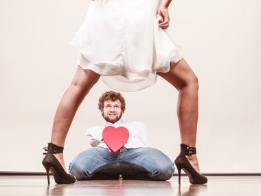 Kalp şeklinde hediye kutusu için kadın adamla.