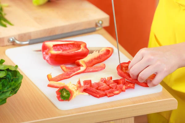 Mujer preparando verduras ensalada rebanando pimiento rojo —  Fotos de Stock