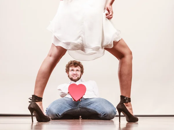 Homem com caixa de presente em forma de coração para mulher . — Fotografia de Stock