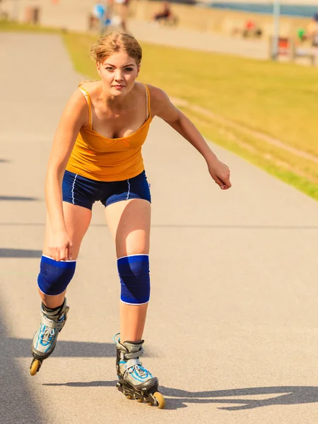 Giovane donna rollerblading all'aperto nella giornata di sole — Foto Stock