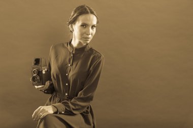 Kadın alarak resim ile eski fotoğraf makinesi
