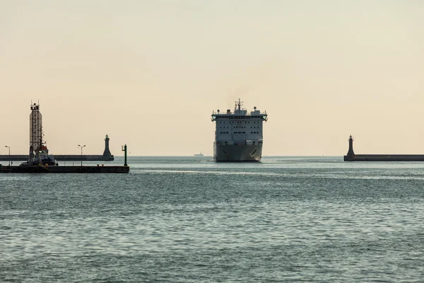 Large cruise ship approaching the harbor — Stock Photo, Image