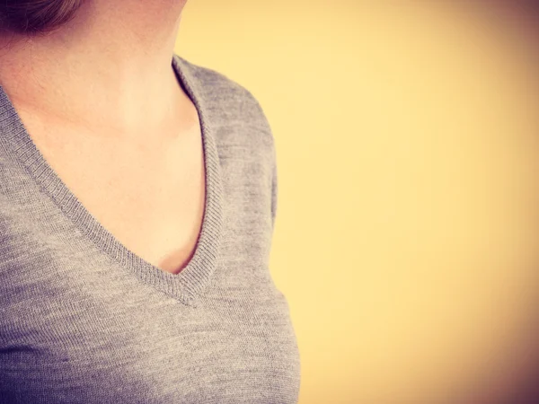Primo piano femminile scollatura maglione grigio — Foto Stock