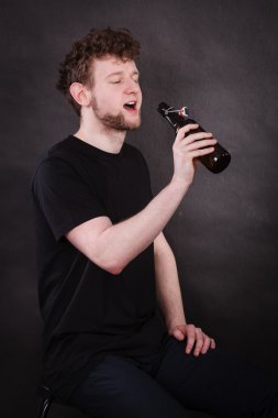 genç adam alkol bağımlısı.