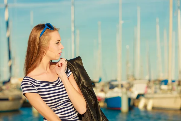 Femme dans la marina contre des yachts dans le port — Photo